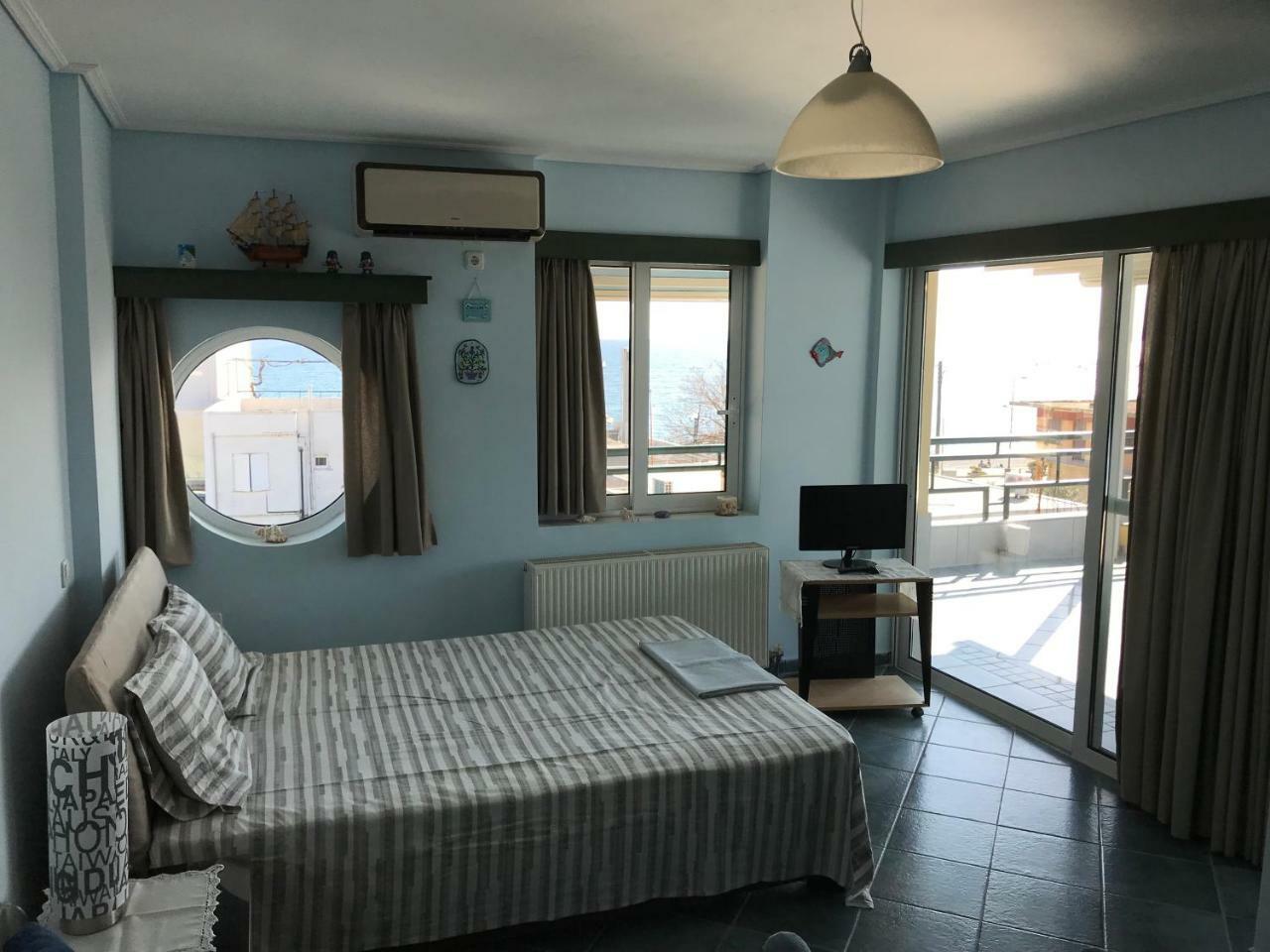 Appartement Tg Kalamata Beach Studio With Sea View Terrace Extérieur photo